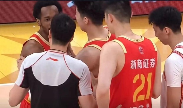 kaiyun-吹CBA，还得外籍裁判|本土裁判|东京奥运会|中国篮协|加藤誉树|nba_新浪体育_新浪新闻